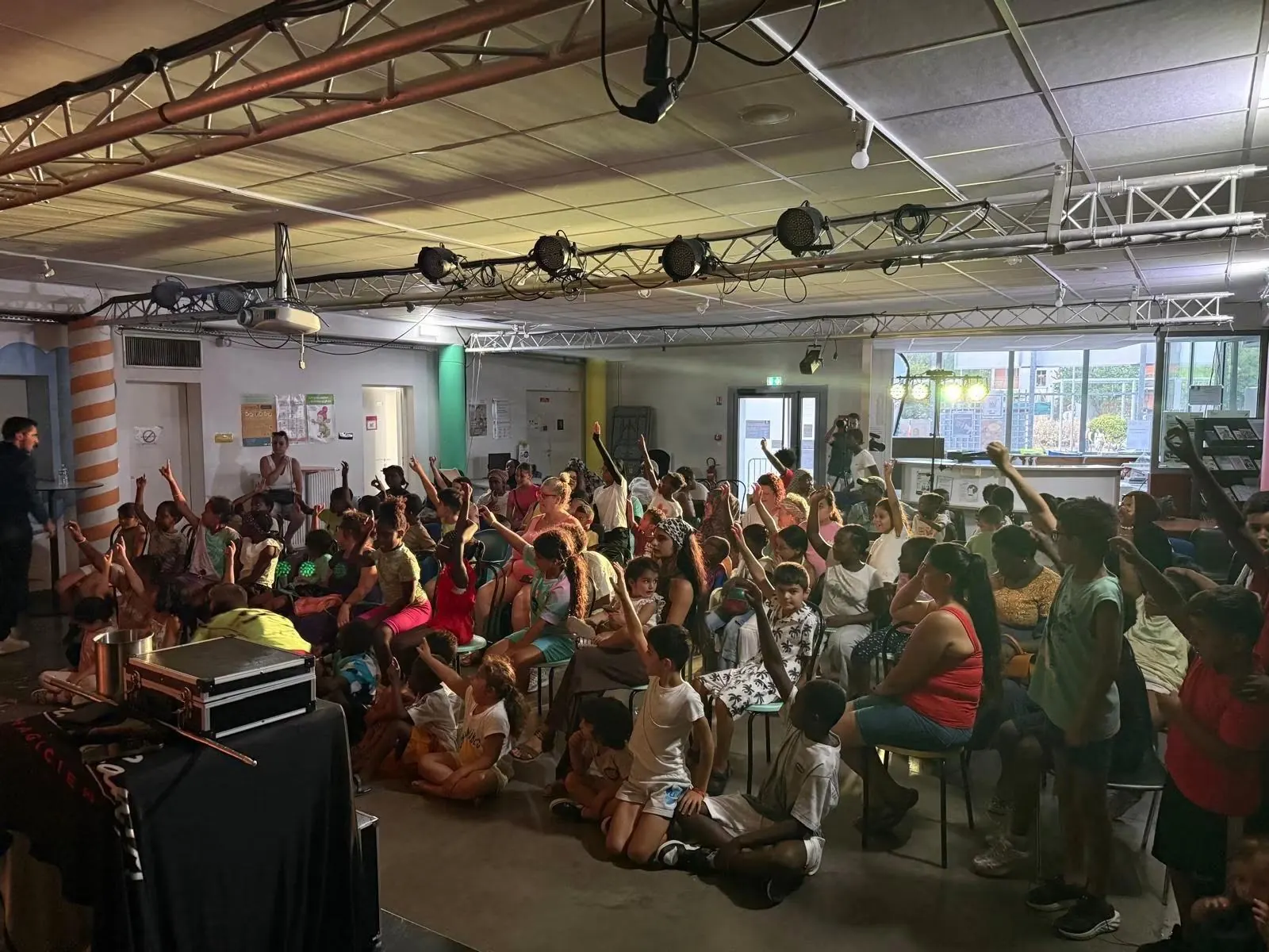 Familles et enfants devant un spectacle de magie de Sammy Cancy