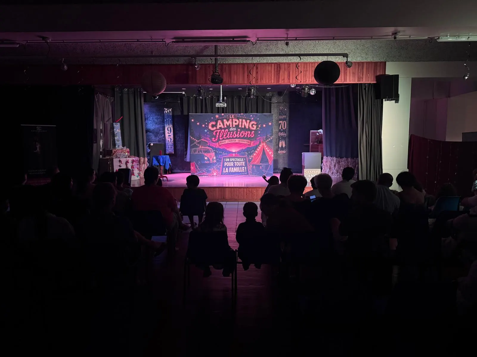 Scène du spectacle familial Le Camping des Illusions de Sammy Cancy
