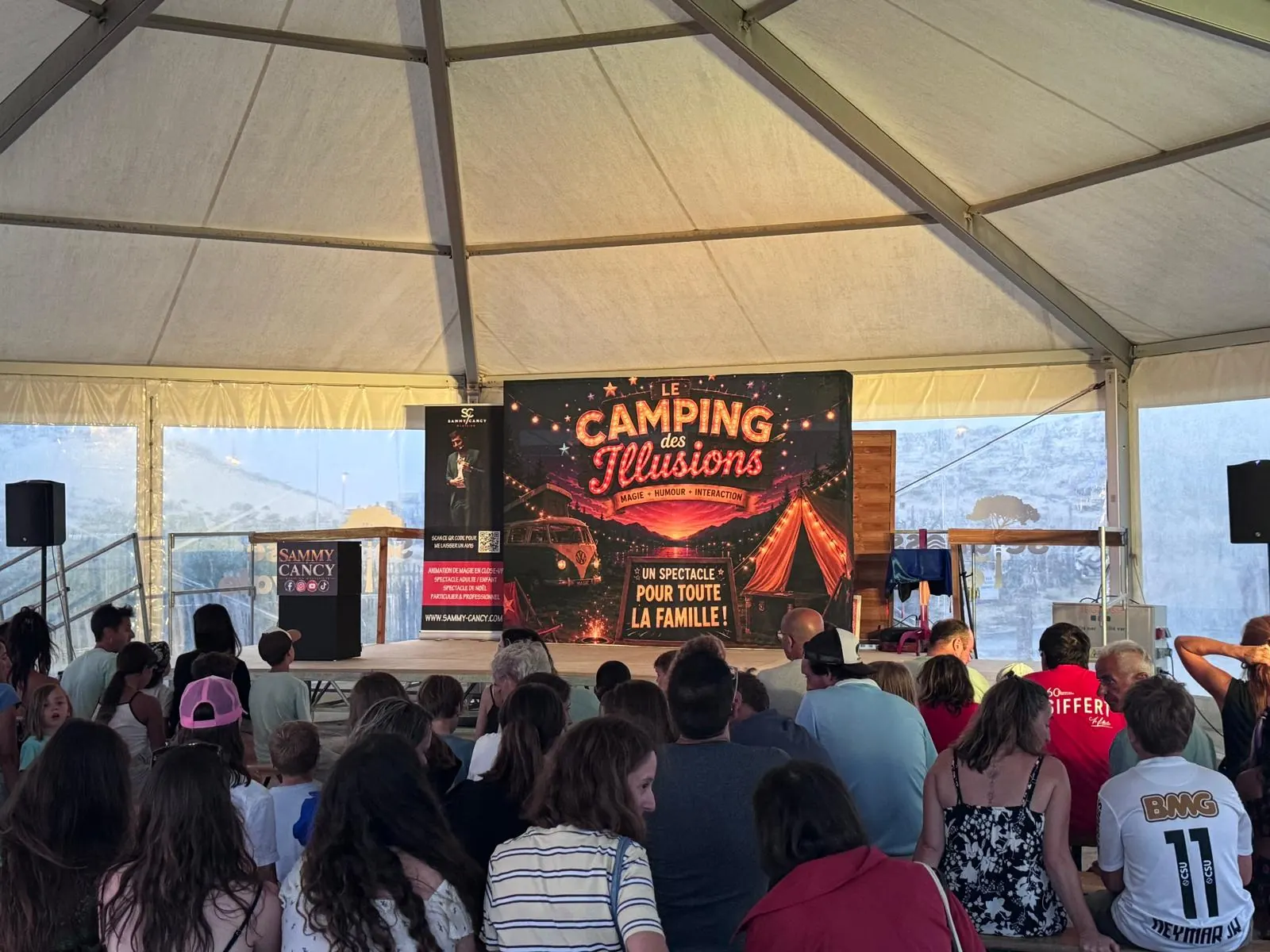 Public familial assistant au spectacle Le Camping des Illusions