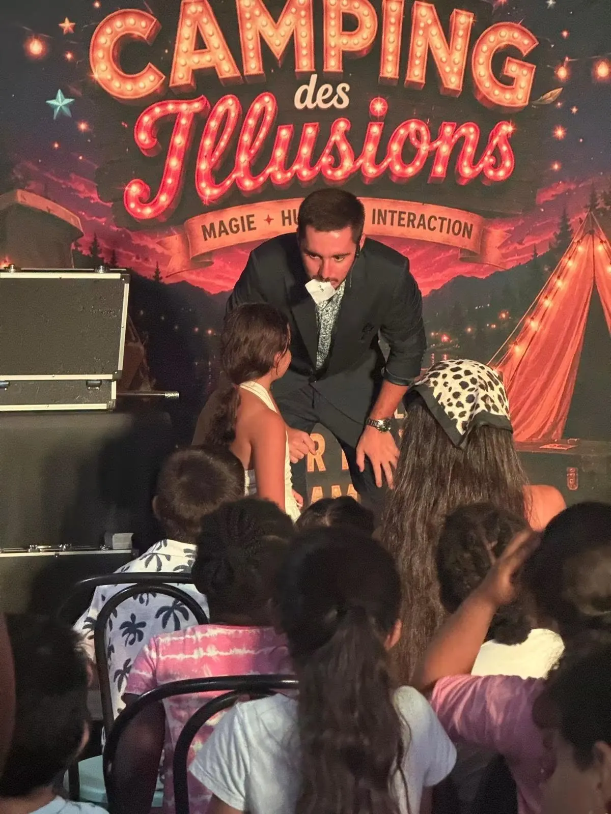 Sammy Cancy faisant participer une enfant pendant Le Camping des Illusions
