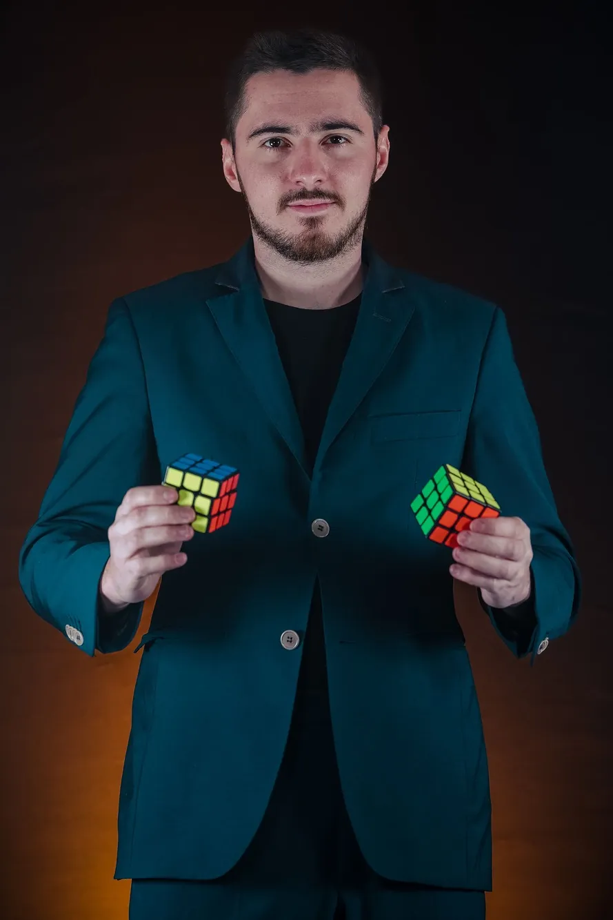 Portrait de Sammy Cancy pour son spectacle de mentalisme Hasard Contrôlé