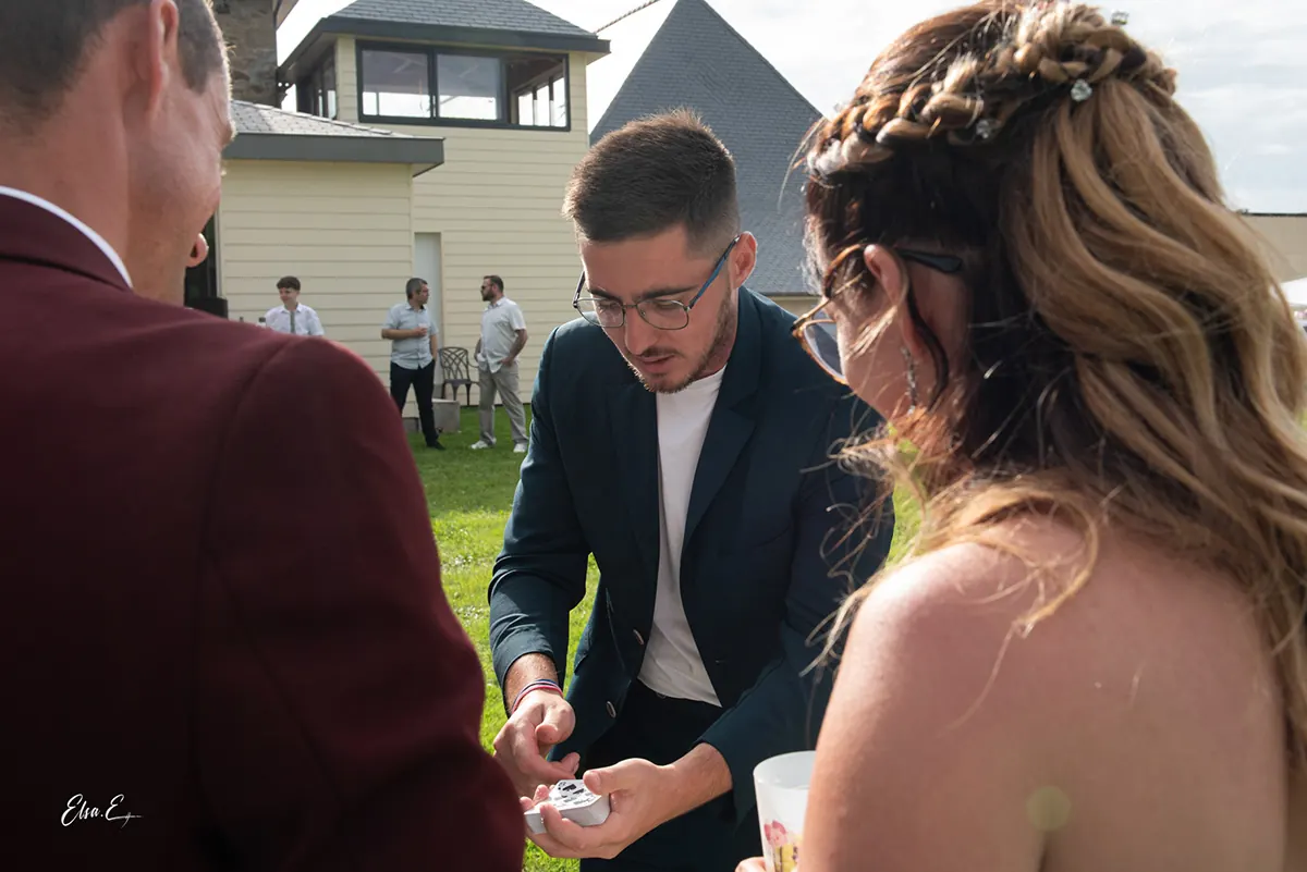 Sammy Cancy magicien close-up pour mariage auprès des invités