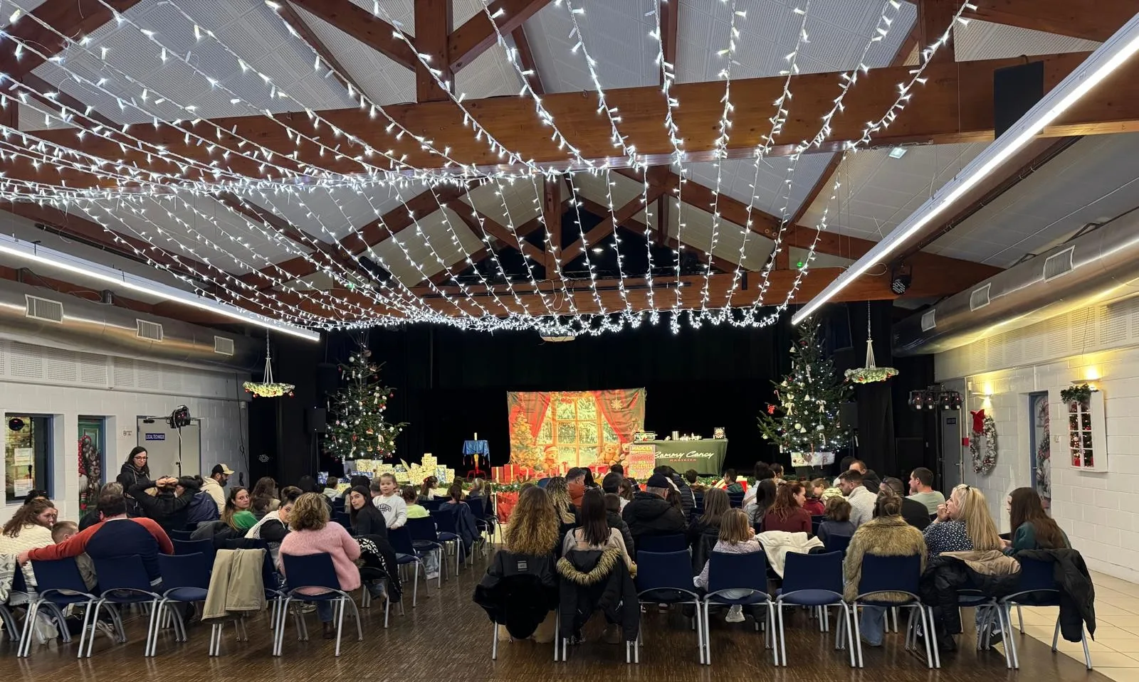 Sammy Cancy pendant La Fabrique Secrète du Père Noël, spectacle de magie familial