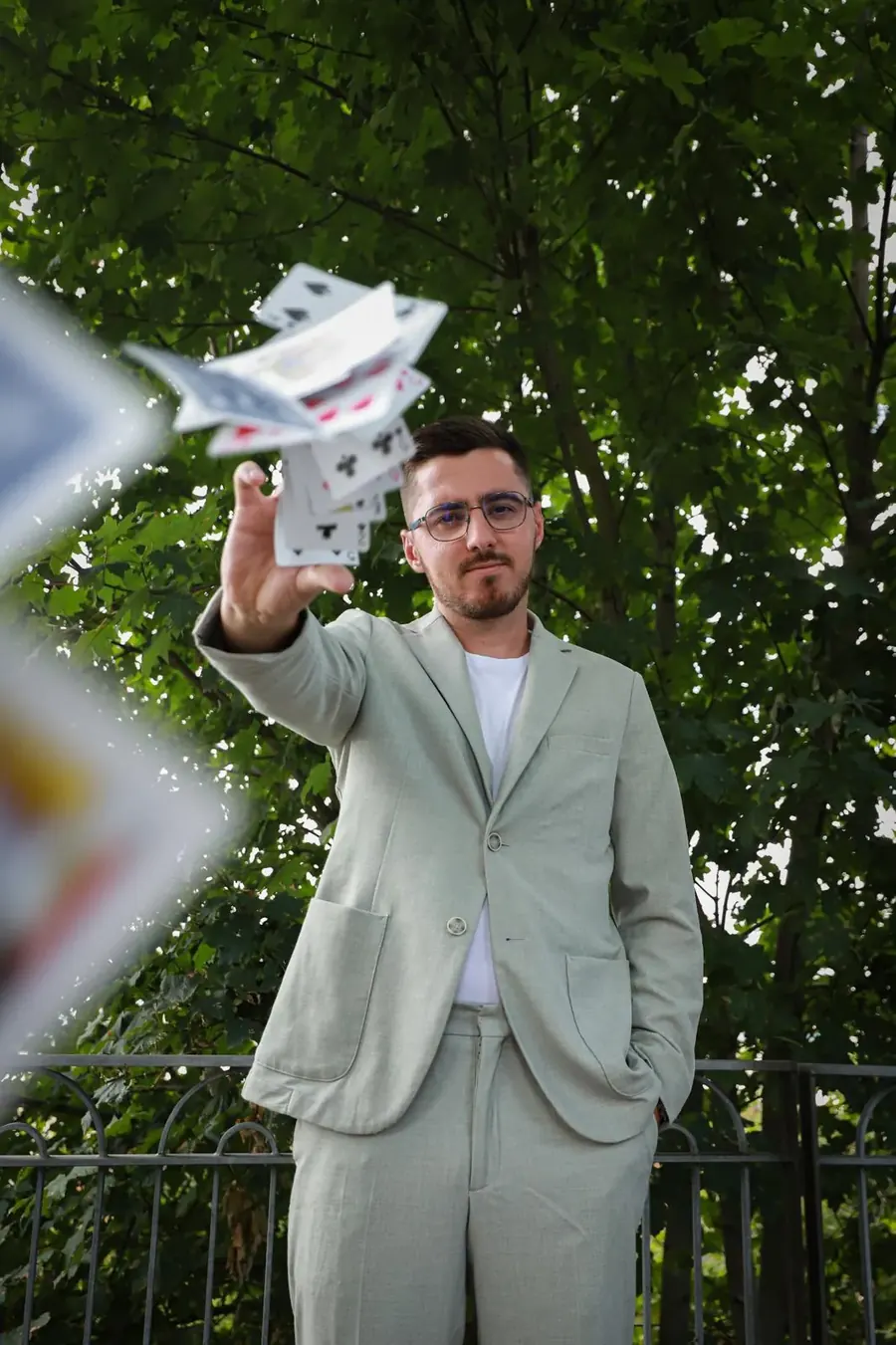 Sammy Cancy magicien en plein lancer de cartes à Angoulême