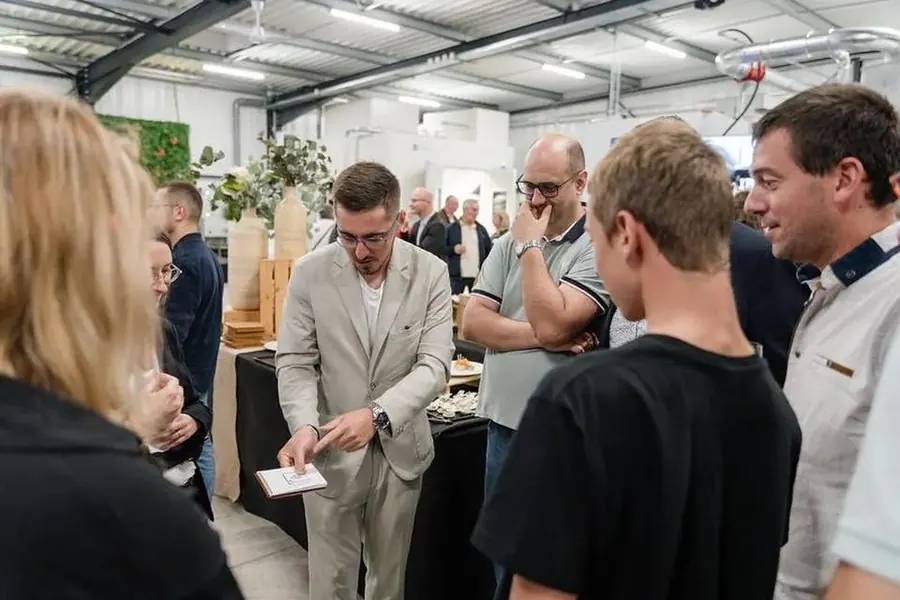 Sammy Cancy en prestation de magie devant des invités à Angoulême