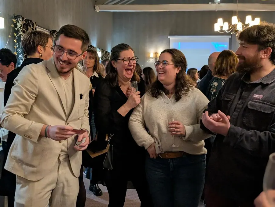 Invités réagissant à une prestation de close-up de Sammy Cancy à Angoulême